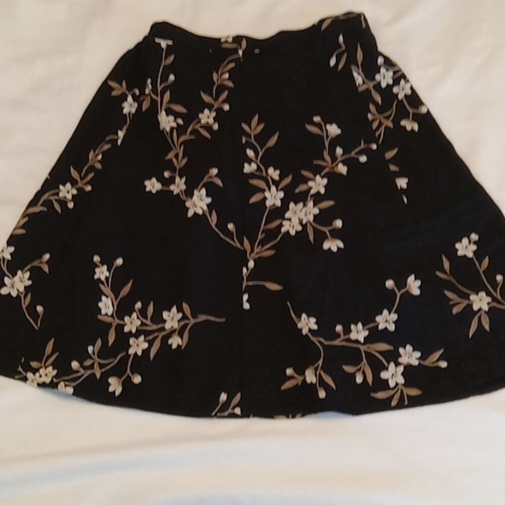 AB Studio women's size 8P black floral skirt. Feminine. Office